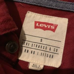 Men’s LEVI’s long sleeve shirt.
